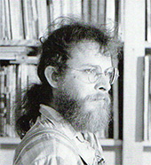 Portrait en noir et blanc de l'artiste